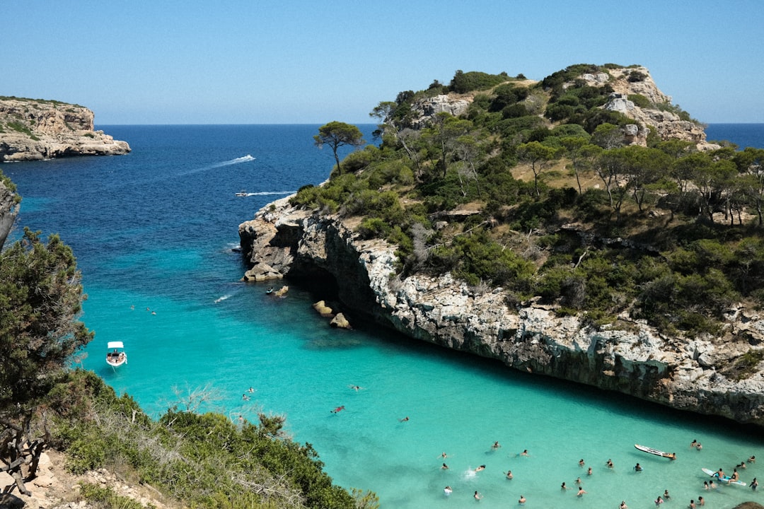 Lancha rápida en las aguas de Ibiza